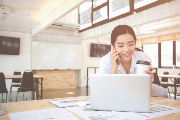 Mujer de negocios en el lugar de trabajo