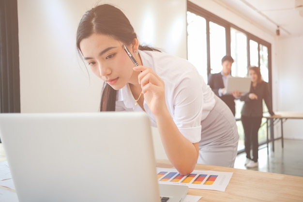 Mujer de negocios en el lugar de trabajo