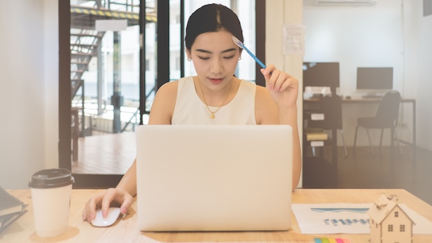 Mujer de negocios en el lugar de trabajo