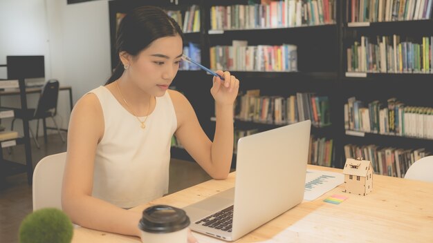 Mujer de negocios en el lugar de trabajo