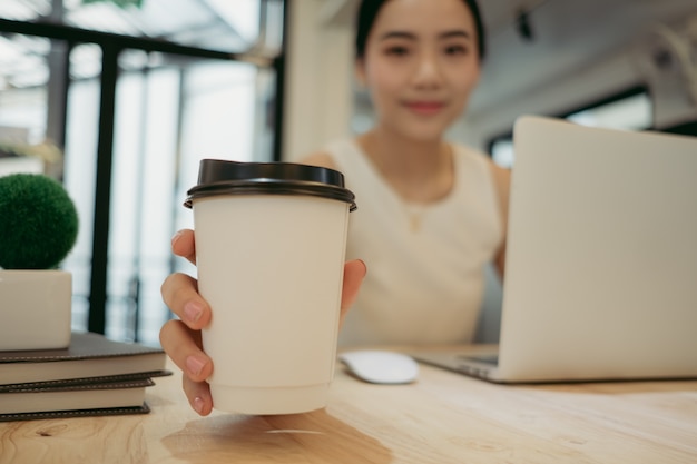 Mujer de negocios en el lugar de trabajo