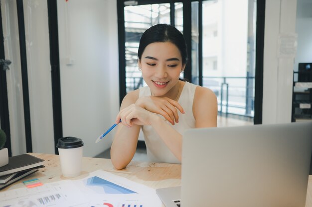 Mujer de negocios en el lugar de trabajo