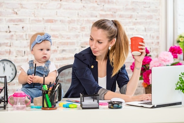 Mujer de negocios, madre, con una hija, trabajando, en, el, computador portatil