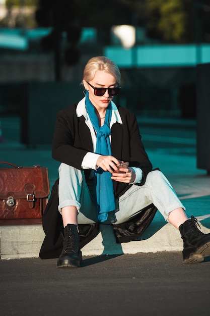 Mujer de negocios, con, maleta, aire libre