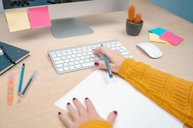 Mujer de negocios por la mañana en un estudio creativo Diseño gráfico maquetas de pantallas