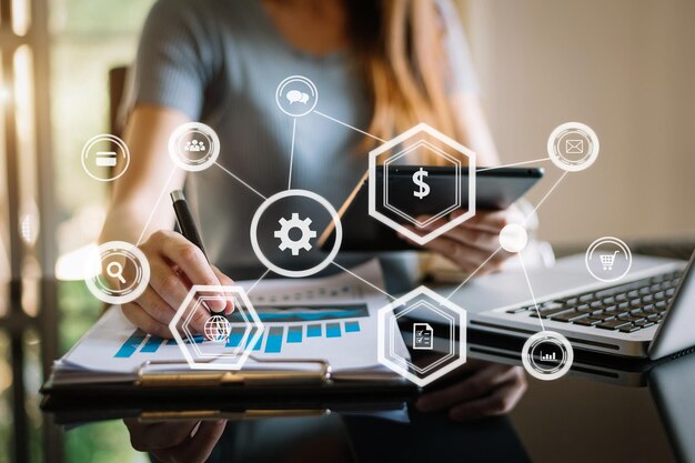 mujer de negocios mano trabajando con computadora portátil y tableta en la oficina moderna con diagrama de icono virtual xA