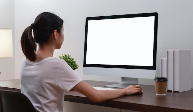 Mujer de negocios mano usando computadora y escriba en el teclado. Pantalla de maqueta de publicidad.