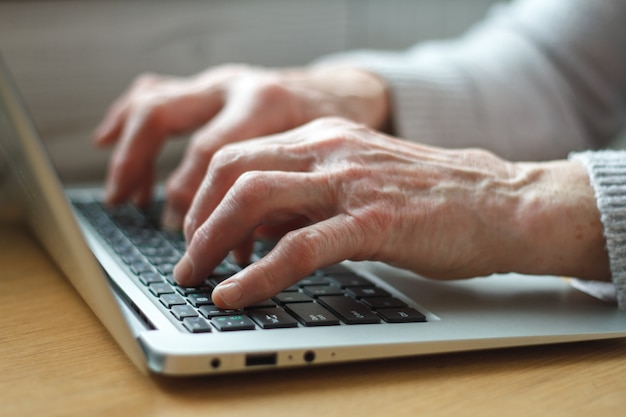 Mujer de negocios mayor mayor que trabaja en la computadora portátil.