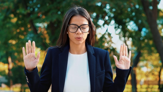 Foto mujer de negocios meditando al aire libre