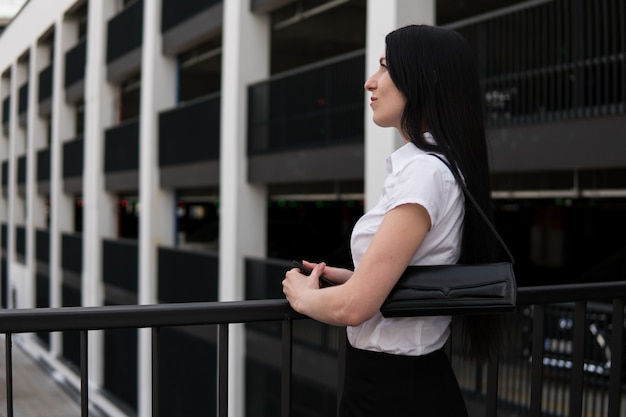 Mujer de negocios mira a un lado