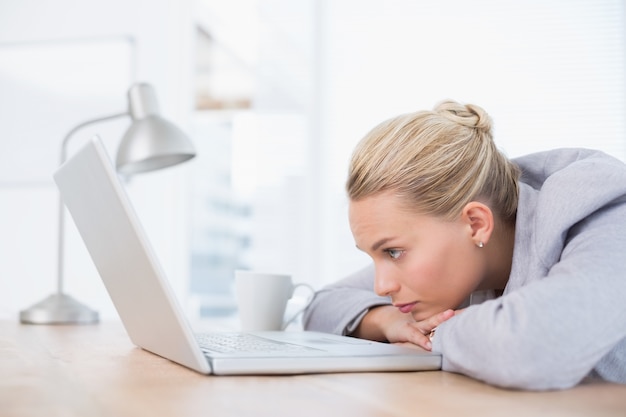 Mujer de negocios mirando su computadora