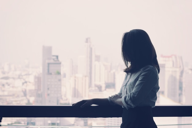 Mujer de negocios mirando a la vista de la ciudad