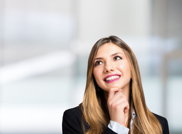 Mujer de negocios mirando