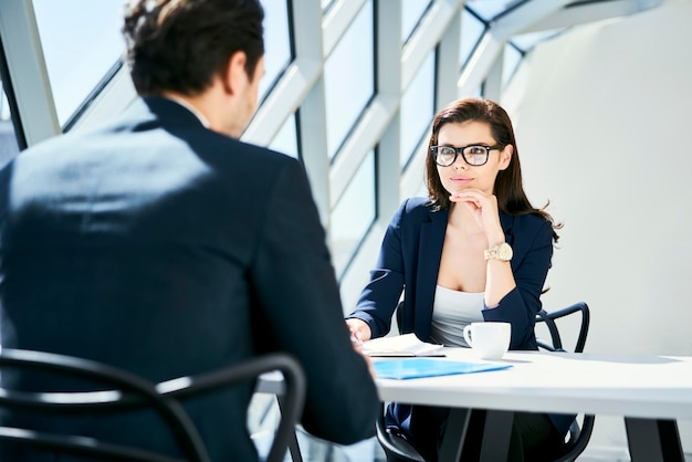 mujer de negocios, el mirar, hombre de negocios, en, oficina moderna