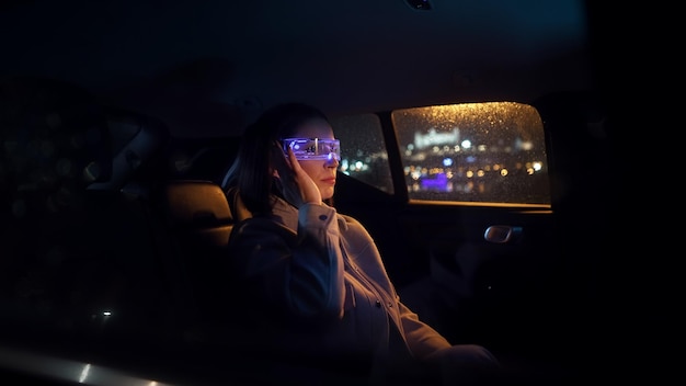 Foto mujer de negocios de moda cyberpunk que usa gafas vr y conduce un coche mujer caucásica con futuro digital