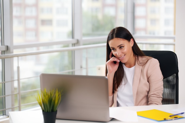 Mujer de negocios Modelo bastante femenino. Oficinista profesional seguro.