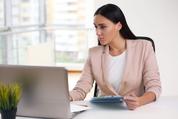 Mujer de negocios Modelo bastante femenino. Oficinista profesional seguro.