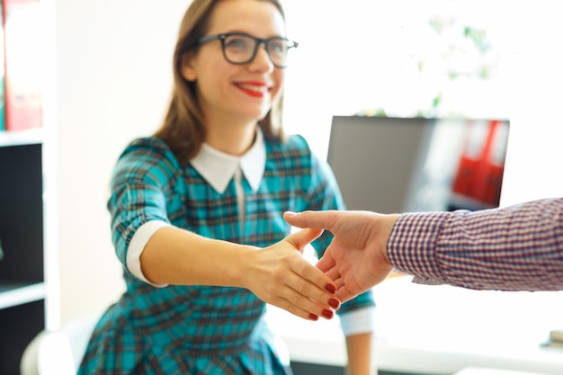 Foto mujer de negocios moderna con el brazo extendido para estrechar la mano