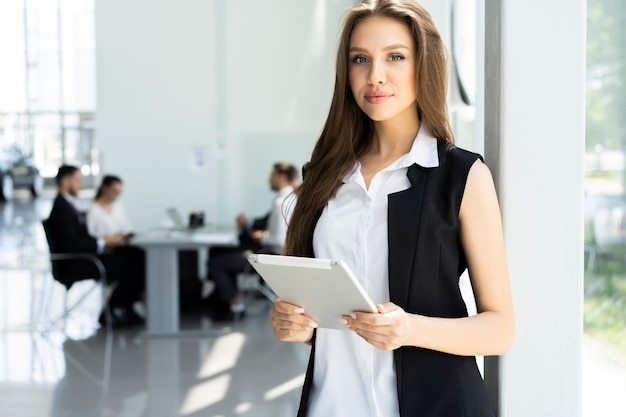 Mujer de negocios moderna en la oficina con espacio de copia.