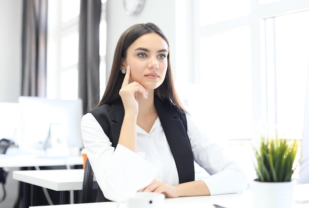 Mujer de negocios moderna en la oficina con espacio de copia