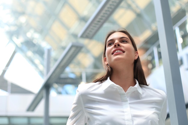 Mujer de negocios moderna en la oficina con espacio de copia