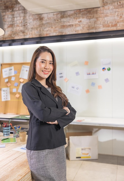 Mujer de negocios moderna en la oficina, sonriente jefa posando para una fotografía de la empresa, mujer exitosa segura de sí misma en el trabajo