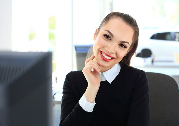 Mujer de negocios moderna en la oficina