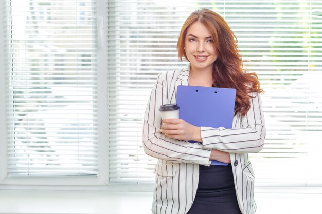 Mujer de negocios moderna en la oficina