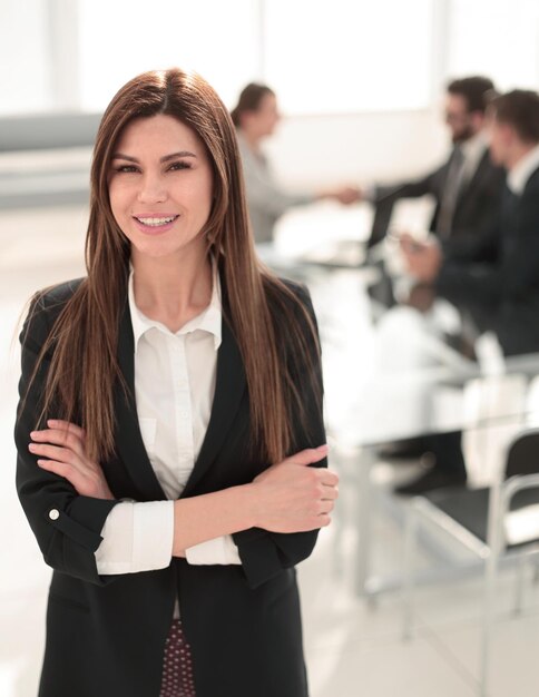 Mujer de negocios moderna de pie en la oficina del bancogente de negocios