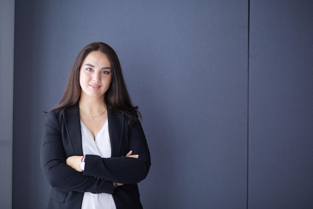 Mujer de negocios moderna de pie en la oficina