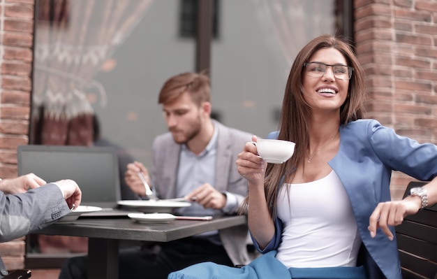 Foto mujer de negocios moderna sentada en la mesa de café