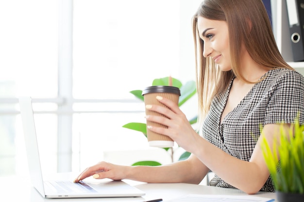 La mujer de negocios moderna trabaja en la oficina.