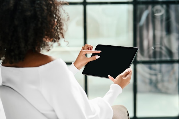 Mujer de negocios moderna usando una tableta digital