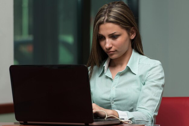 Mujer de negocios moderno en la oficina