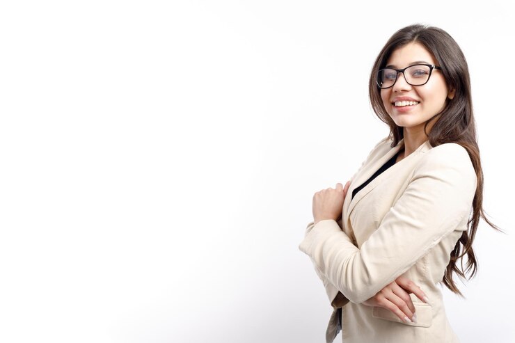 Una mujer de negocios morena medio vuelta con gafas