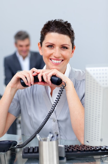 Mujer de negocios morena en el teléfono