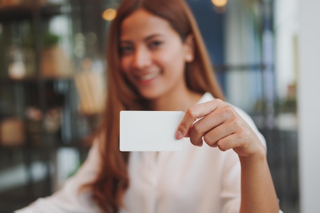 Foto mujer de negocios mostrando papel mientras está sentada en un café