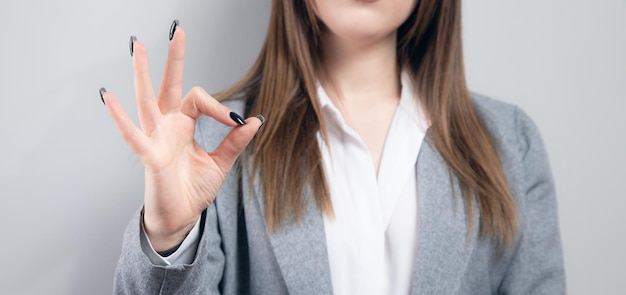 Mujer de negocios mostrando signo ok