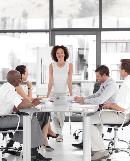 Mujer de negocios mujer dando una presentación