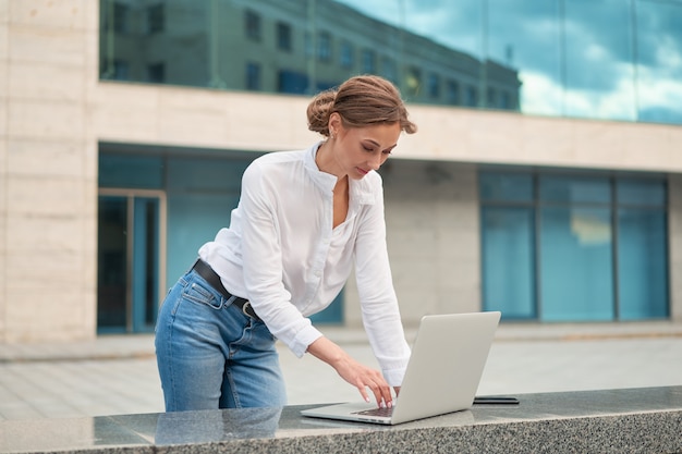 Mujer de negocios mujer exitosa persona de negocios al aire libre con celular portátil