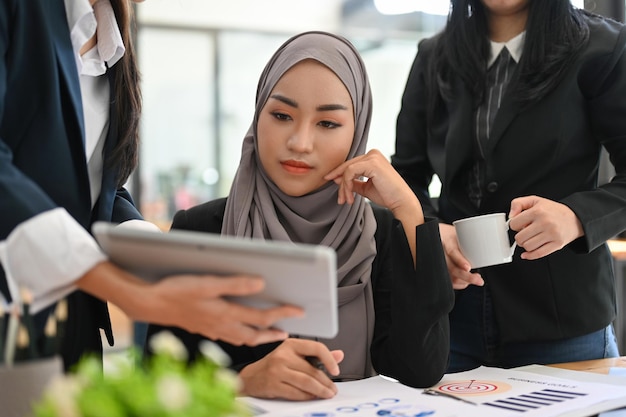 Mujer de negocios musulmana asiática profesional pensativa pensando en un plan de negocios con su compañero de trabajo