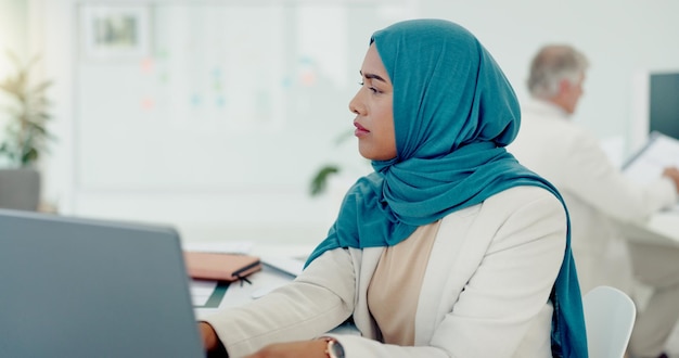 Mujer de negocios musulmana y escribiendo en la computadora en la empresa de inicio de oficina y gestión digital planificación de Internet y revisión de estrategia Empleado con hiyab islámico trabajando en línea para la tecnología del sitio web seo