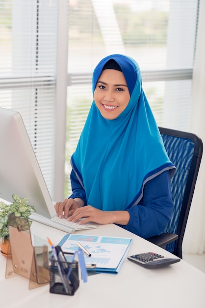 Mujer de negocios musulmana