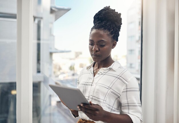 Mujer de negocios negra y tableta con conexión de escritura o contacto con aplicación digital o redes sociales Persona africana empleada o agente con tecnología o lectura en línea con investigación o sitio web de la compañía