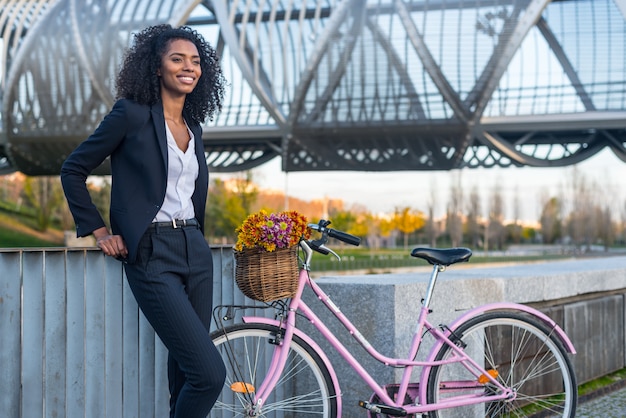 Mujer de negocios negro con bicicleta vintage