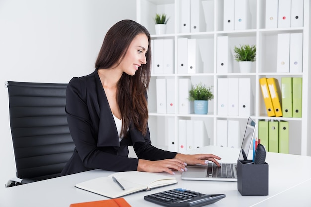 La mujer de negocios de negro está revisando su correo