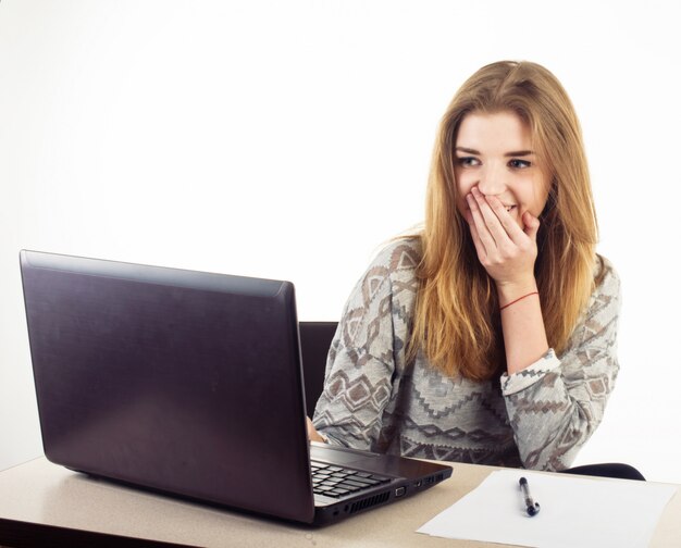 Mujer de negocios con notebook