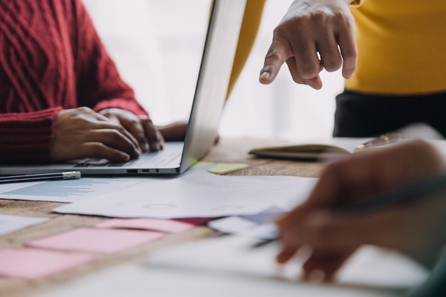 Mujer de negocios o contable trabajando Inversión financiera en calculadora calcular analizar el crecimiento del negocio y el marketing en documentos financieros gráfico de datos Contabilidad Concepto comercial económico