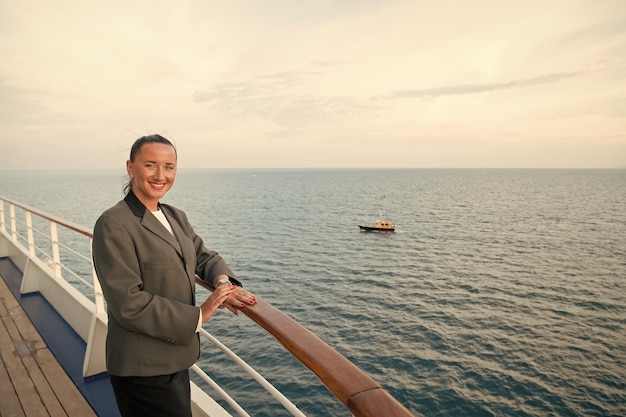 mujer de negocios o feliz chica linda en el barco