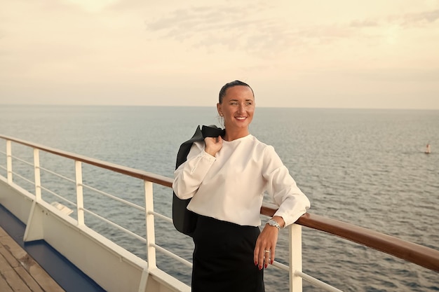 Mujer de negocios o linda chica feliz en el barco